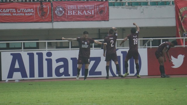 Selebrasi Pemain PSM Makassar usai mencetak gol ke gawang Home United pada penyisihan Grup H Piala AFC, di Stadion Pakansari, Bogor pada Selasa (30/4). Foto: Jamal Ramadhan/kumparan