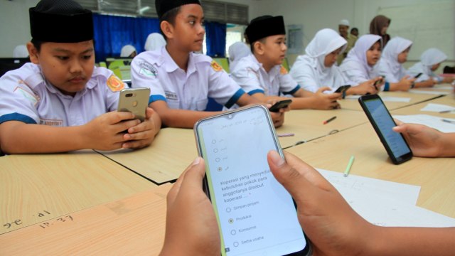 Sejumlah siswa mengikuti simulasi ujian kenaikan kelas berbasis android di Aceh, Selasa (30/4/2019). Foto: ANTARA FOTO/Syifa Yulinnas
