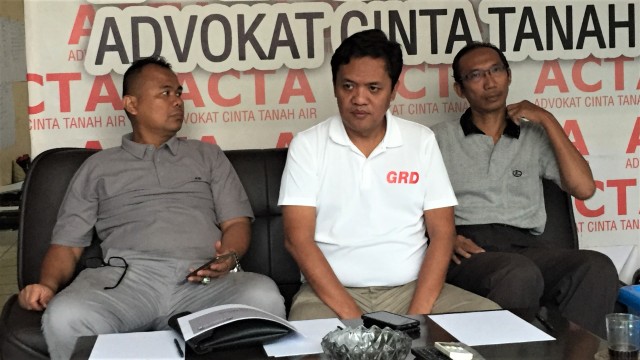 Caleg Gerindra Habiburokhman (tengah) dan Kepala Tim Riset dan Surveyor Prabu 08 Natahari Wibowo (kanan) saat mengumumkan hasil suara di dapilnya, Selasa (30/4). Foto: Fachrul Irwinsyah/kumparan