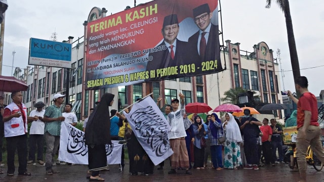 Masyarakat bersiap sambut Waketum Gerindra Fadli Zon di lokasi baliho yang hendak diturunkan di Cileungsi, Bogor. Foto: Lutfan Darmawan/kumparan