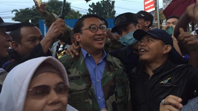 Waketum Gerindra Fadli Zon tiba di lokasi Baliho yang hendak dicopot di Cileungsi, Bogor. Foto: Lutfan Darmawan/kumparan