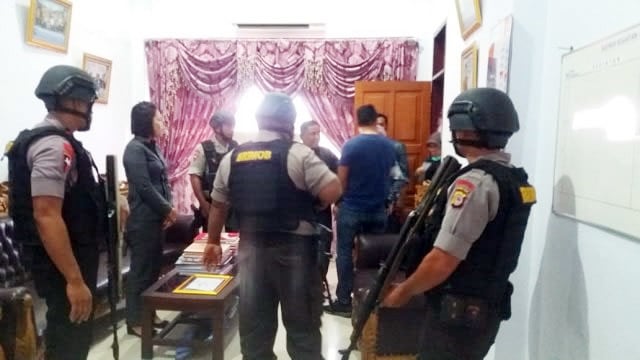 Personil Brimob Kepolisian Daerah Sulawesi Utara, membantu pengamanan saat Bupati Talaud, Sri Wahyumi Manalip ditangkap di kantor pemerintahan Talaud (foto: isitimewa)