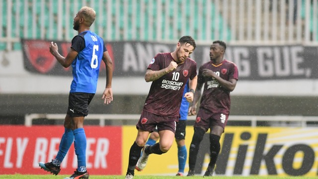 Selebrasi pemain PSM Makassar Marc Klok (tengah) usai mencetak gol ke gawang Home United pada penyisihan Grup H Piala AFC di Stadion Pakansari, Bogor, Jawa Barat, Kamis (30/4). Foto: ANTARA FOTO/Hafidz Mubarak A