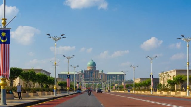 Salah satu Boulevard di Putrajaya. Dari kejauhan tampak Kantor Perdana Menteri Malaysia yang berdiri megah (sumber: pinterest) 