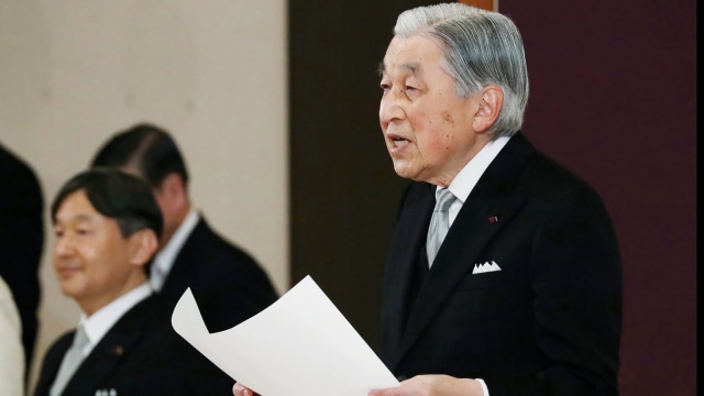Kaisar Jepang,  Akihito menyampaikan pidato selama upacara turun tahta di ruang negara Matsu-no-Ma di Istana Kekaisaran di Tokyo. Foto: STR / Japan Pool / AFP