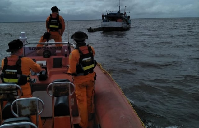 Pencarian longboat yang dikabarkan hilang sejak Senin (29/4). (Dok: Kantor Pencarian dan Pertolongan Timika)