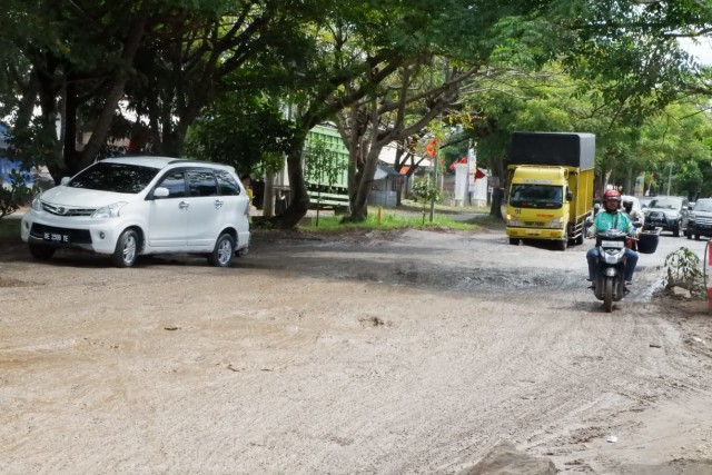 Jalan Mayjend Ryacudu yang berlumpur seusai diguyur hujan | Foto : Obbie Fernando/Lampung Geh