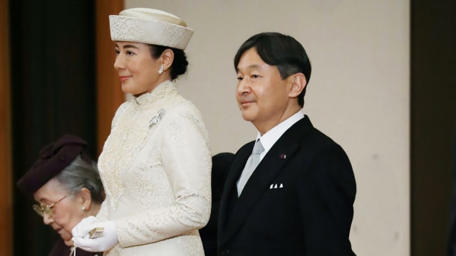 Putra Mahkota Jepang Naruhito (kanan) dan istrinya Putri Mahkota Masako (kiri) menghadiri upacara turun tahta Kaisar Akihito di ruang negara Matsu-no-Ma di Istana Kekaisaran di Tokyo. Foto: STR / Japan Pool / AFP