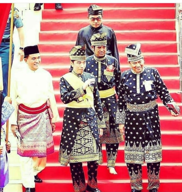 PRESIDEN Joko Widodo didampingi Politisi PDI Perjuangan, Kapitra Ampera, saat penabalan gelar adat oleh LAM Riau, Sabtu, 15 Desember 2019. (Foto: Istimewa)
