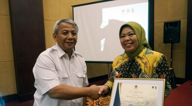 Bupati Kobar Hj Nurhidayah saat menerima penghargaan Srikandi Lingkungan Hidup dan Kehutanan Inspirasi Generasi Muda. (FOTO: Prokom Kobar)