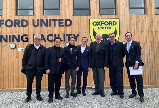 Erick Thohir dan Anindya Novyan Bakrie bersama petinggi Oxford United. (Foto: @erickthohir/Instagram)