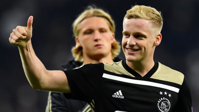 Raut bahagia Donny van de Beek usai Ajax Amsterdam kalahkan Tottenham Hotspur. Foto: Reuters/Dylan Martinez