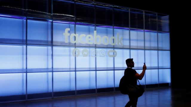 Ilustrasi logo Facebook di konferensi F8. Foto: Stephen Lam/Reuters