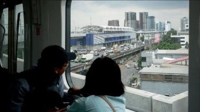 Warga Jakarta mencoba Mass Rapid Transit (MRT) di Jakarta, Indonesia pada 12 Maret 2019. (Anton Raharjo - Anadolu Agency)