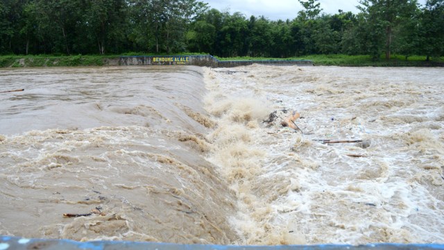 Debit air di Bendungan Alale yang meningkat mengakibatkan sejumlah wilayah di Kabupaten Bone Bolango, terendam banjir dan tanah longsor.  Rabu, 01/5. ( Foto : Rahmat Ali/banthayoid) 