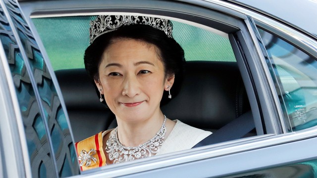 Putri Mahkota Jepang, Kiko, tersenyum dari kendaraannya ketika tiba di Istana Kekaisaran di Tokyo. Foto: REUTERS / Kim Kyung-Hoon