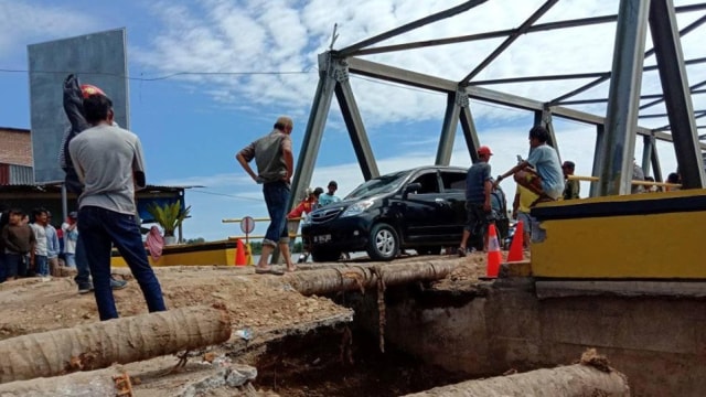 Jembatan Tarailu yang ambrol dan sempat ditutup kini bisa dilalui kendaraan. Foto: Istimewa