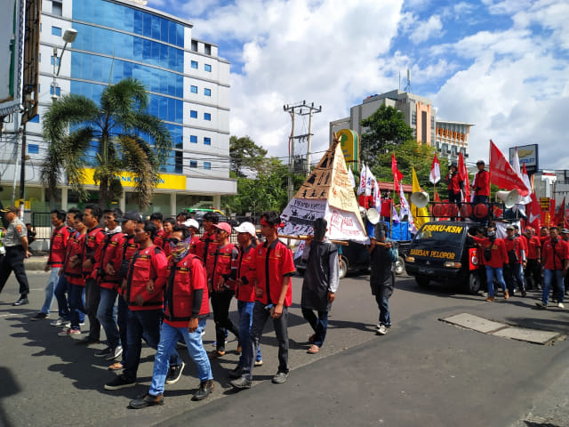 Aksi longmarch di Bandarlampung dalam rangka memperingati Hari Buruh Internasional, Rabu (1/5). Foto: Kiki Novilia/Lampung Geh