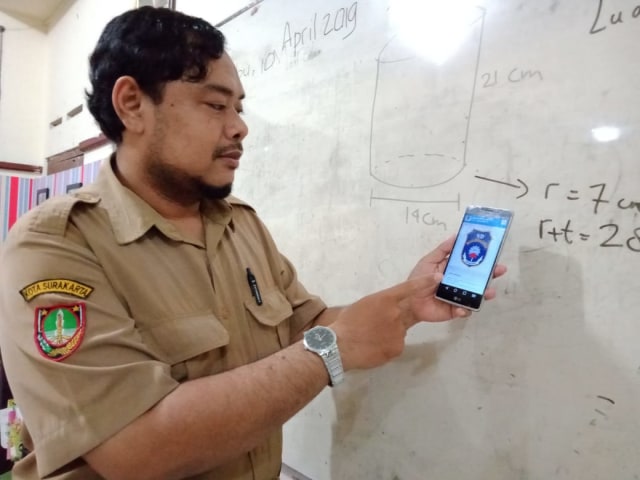 Salah seorang guru SD Muhammadiyah 1 Ketelan Surakarta menunjukkan aplikasi yang digunakan para guru dalam proses belajar mengajar. (Fernando Fitusia)