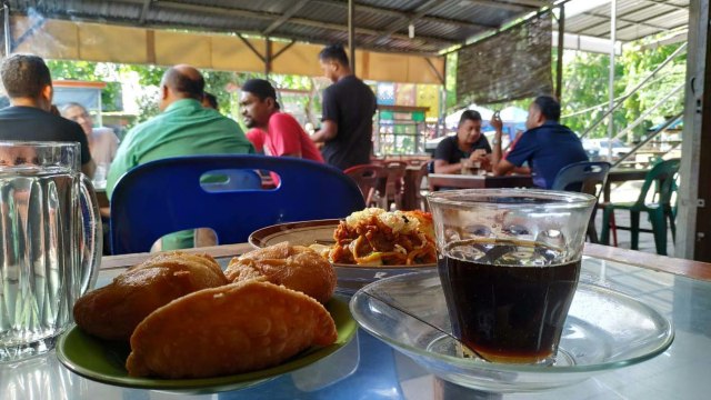 Suasana di salah satu warung di Banda Aceh. Foto: Adi Warsidi/acehkini