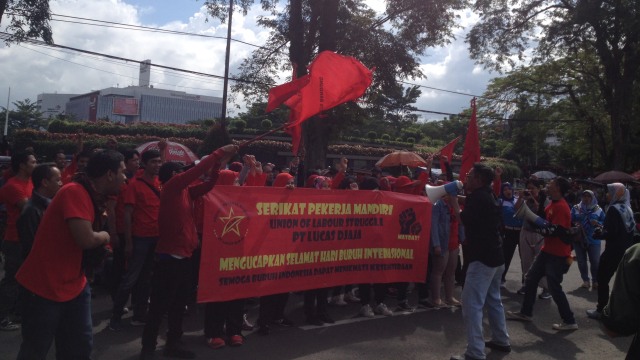 Peringatan Hari Buruh Internasional (May Day) di Bandung terpusat di depan Gedung Sate, Jalan Diponegoro, Bandung, Rabu (1/5). (Iman Herdiana) 