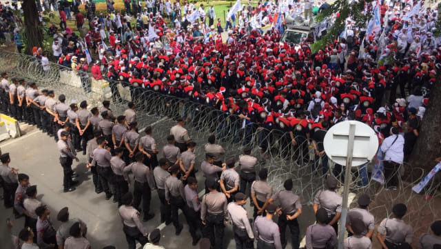 Massa buruh dari KSPN membubarkan diri dai Jalan Medan Merdeka Barat. Foto: Mirsan Simamora/kumparan