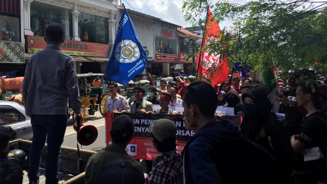 Buruh dan mahasiswa turun ke jalan pada peringatan May Day di Yogyakarta. Foto: Arfiansyah Panji Purnandaru/kumparan