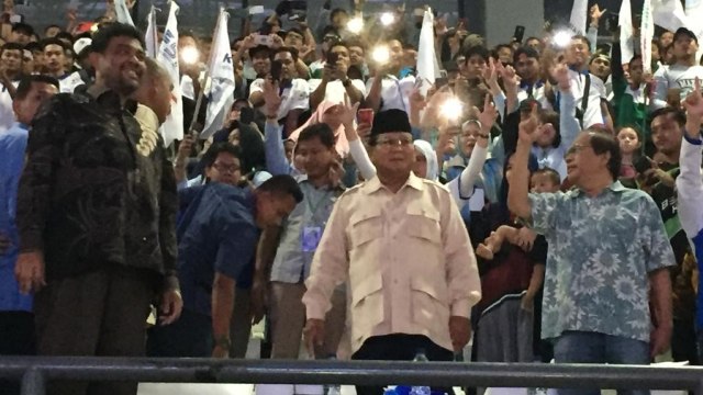 Prabowo disambut riuh massa di Lapangan Tenis Indoor Senayan. Foto: Andesta Herli/kumparan