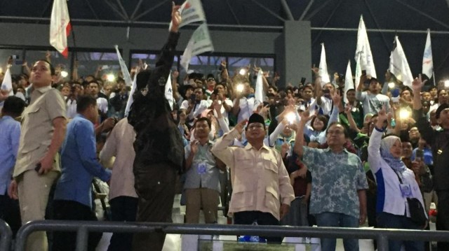 Prabowo disambut riuh massa di Lapangan Tenis Indoor Senayan. Foto: Andesta Herli/kumparan