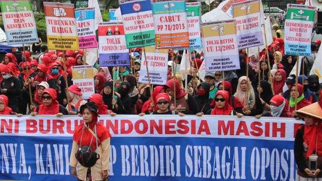 Sejumlah buruh mengikuti aksi Hari Buruh Internasional atau May Day di kawasan Patung Kuda, Jakarta. Foto: ANTARA FOTO/Boyke Ledy Watra