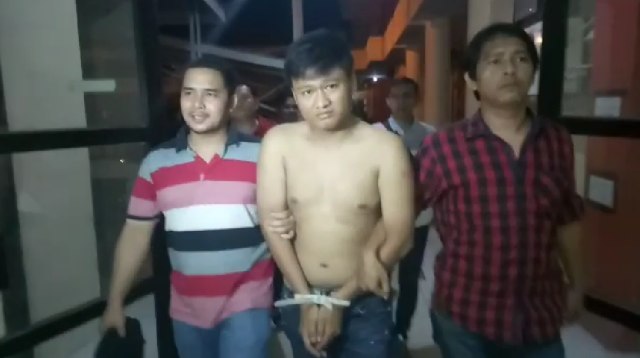 Jajaran Satreskrim Polresta Palembang saat mengamankan pelaku (istimewa)