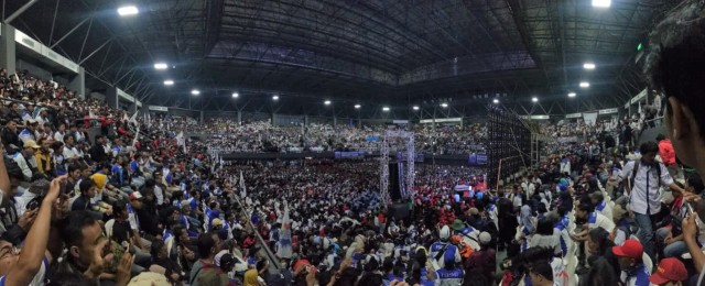 Suasana padatnya massa buruh pada peringatan hari buruh 2019 di tennis indoor Senayan. Foto: Aprilandika Pratama/kumparan