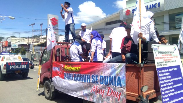 Peringati May Day, ratusan buruh menggelar aksi damai di beberapa titik yang ada di Provinsi Gorontalo. Mereka menuntut kesejahteraan buruh.Rabu.01/4. (Foto:Rahmat Ali/banthayoid)