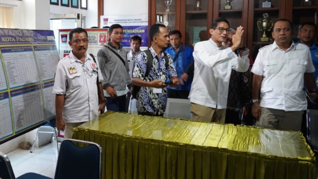 Calon Wakil Presiden (Cawapres) Sandiaga Salahuddin Uno menyempatkan diri meninjau rekapitulasi suara di PPK Koto Tangah, Kota Padang, Sumatera Barat. (Foto: Irwanda.Langkan.id)