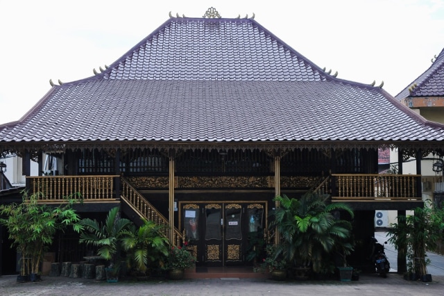 Tampak depan dari Rumah Limas Sumatera Selatan (foto: Pesonatravel)