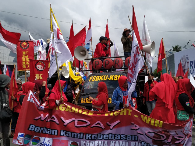 Orasi oleh Ketua Solidaritas Perempuan Sebay Lampung Armayanti Sanusi dalam aksi longmarch di Tugu Adipura, Rabu (5/1) | Foto: Kiki Novilia/Lampung Geh