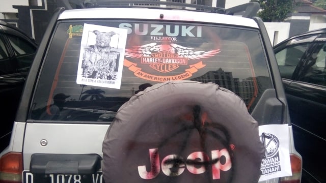 Sejumlah kendaraan jadi korban vandalisme pada saat Hari Buruh di Bandung. Foto: Istimewa