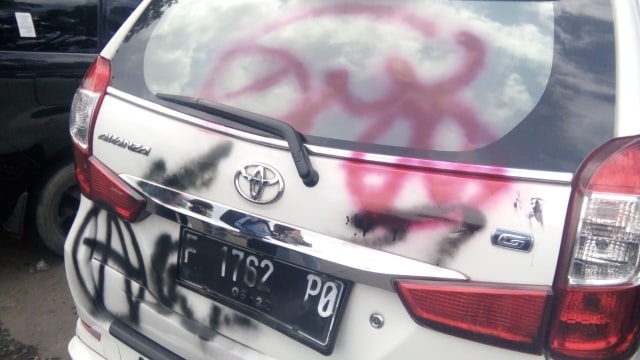 Sejumlah kendaraan jadi korban vandalisme pada saat Hari Buruh di Bandung. Foto: Istimewa