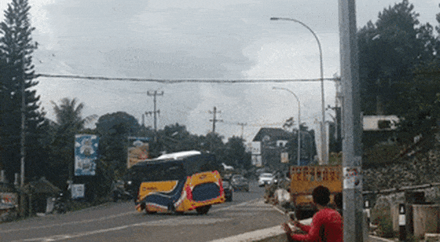 Bus pengangkut siswa sekolah terguling di Puncak Bogor. Foto: Dok. Istimewa