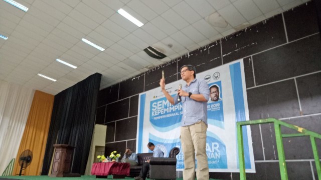 Rocky Gerung saat menjadi pembicara di Gedung Duafa Center, Ternate, Maluku Utara. Foto: Rajif Duchlun/cermat