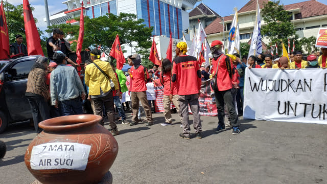 Peringatan Hari Buruh di depan Komplek Gubernuran, Semarang, Rabu (1/5). Foto: Afiati Tsalitsati/kumparan