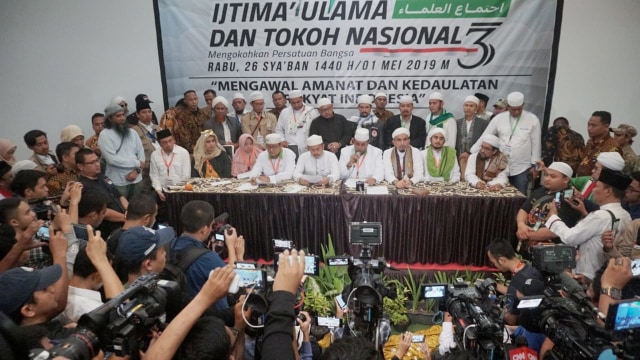 Sejumlah tokoh agama dan nasional membacakan hasil sidang Ijtima Ulama III di Hotel Lor In, Sentul, Rabu (1/5). Foto: Irfan Adi Saputra/kumparan