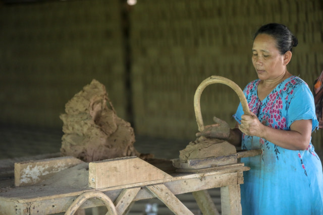 Sriwati, pekerja di pabrik batu bata kawasan Lamreueng, Aceh Besar. Foto: Suparta/acehkini
