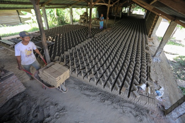 Kisah Pembuat Batu  Bata  di Aceh yang Diupah Rp 60 per Buah 