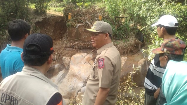 Gubernur Bengkulu Rohidin Mersyah meninjau jembatan putus di Desa Rajab Besi Kecamatan Merigi Sakti Kabupaten Bengkulu Tengah, Rabu (1/5). Foto: kumparan