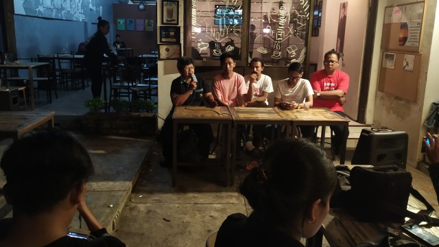 Koalisi Warga Sipil Kota Bandung gelar konferensi pers terkait kasus dugaan kekerasan pada perayaan Hari Buruh. Foto: Rachmadi Rasyad/kumparan