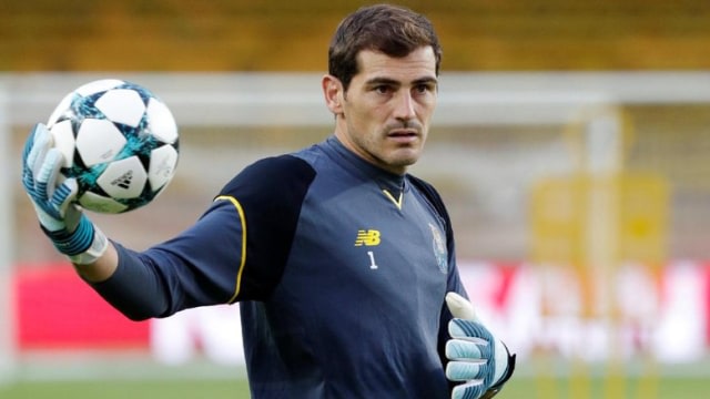 Iker Casillas menjalani sesi latihan di FC Porto.(Reuters/Eric Gaillard)