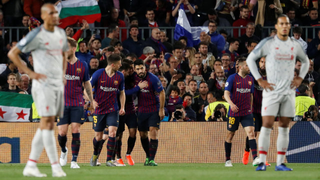 Para pemain Barcelona merayakan gol Luis Suarez ke gawang Liverpool. Foto: Susana Vera/Reuters