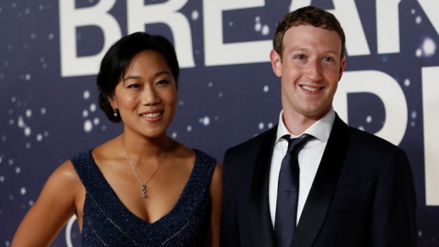 Pendiri Facebook Mark Zuckerberg dan istrinya, Priscilla Chan. Foto: Stephen Lam/Reuters