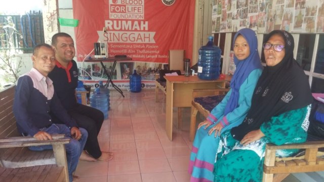 Michael Oktaviano (kedua kiri) pendiri rumah singgah BFLF di Banda Aceh, bersama para pasien yang berobat. Foto: Desy Badrina/acehkini